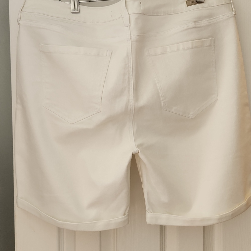 Liverpool White 7" Bermudas Short - Women's Casual Shorts - Picture 4 of 5